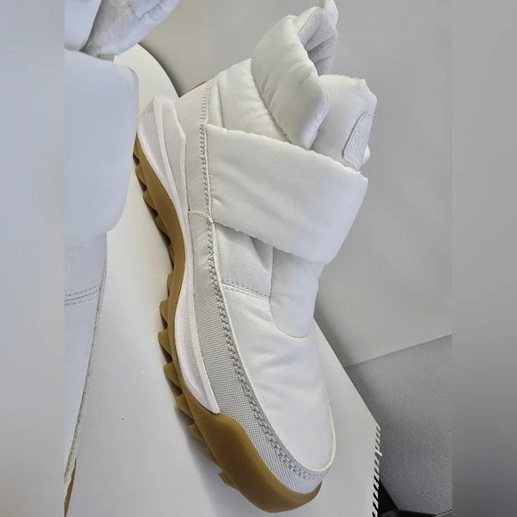 Size 10 Sorel Waterproof Insulated Boots Style Sneaker Shoes - Picture 3 of 8